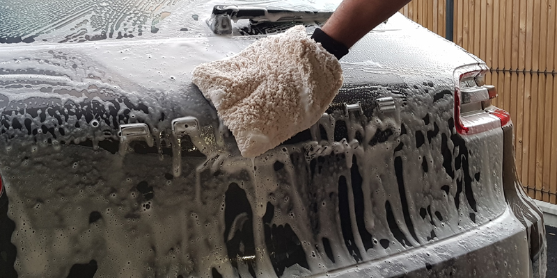 Nettoyer la carrosserie : conseils pour bien laver sa voiture